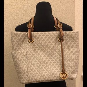 Michael Kors Voyager Tote